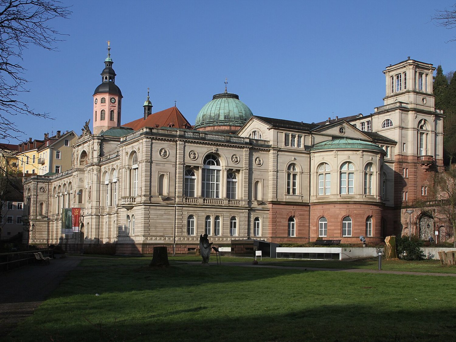 Das Friedrichsbad in Baden-Baden: Renaissancebau mit grüner Kupferkuppel und Stiftskirche dahinter