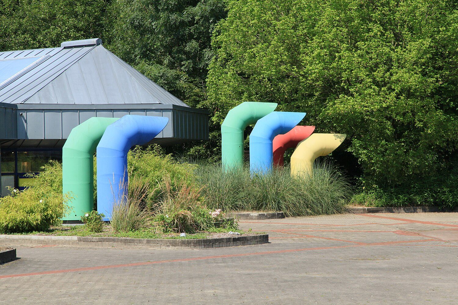Das Solebad Wischlingen in Dortmund: Pavillons mit Zeltdächern, davor bunte Lüftungsrohre in Grün, Blau, Gelb und Rot